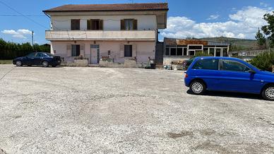Appartamento da ristrutturare con piazzale