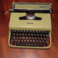 macchina da scrivere  Lettera 22 - Olivetti 