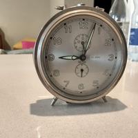 Orologio sveglia da tavolo a corda vintage 