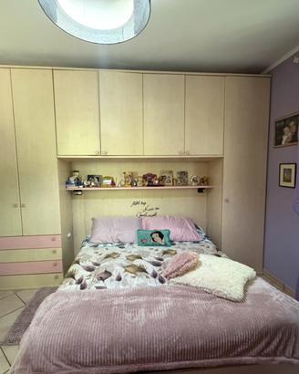 Armadio ponte con letto matrimoniale contenitore