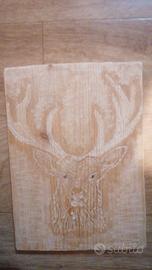 disegno di cervo inciso su legno
