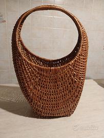 Cesta in vimini a mezzaluna intrecciata a mano 