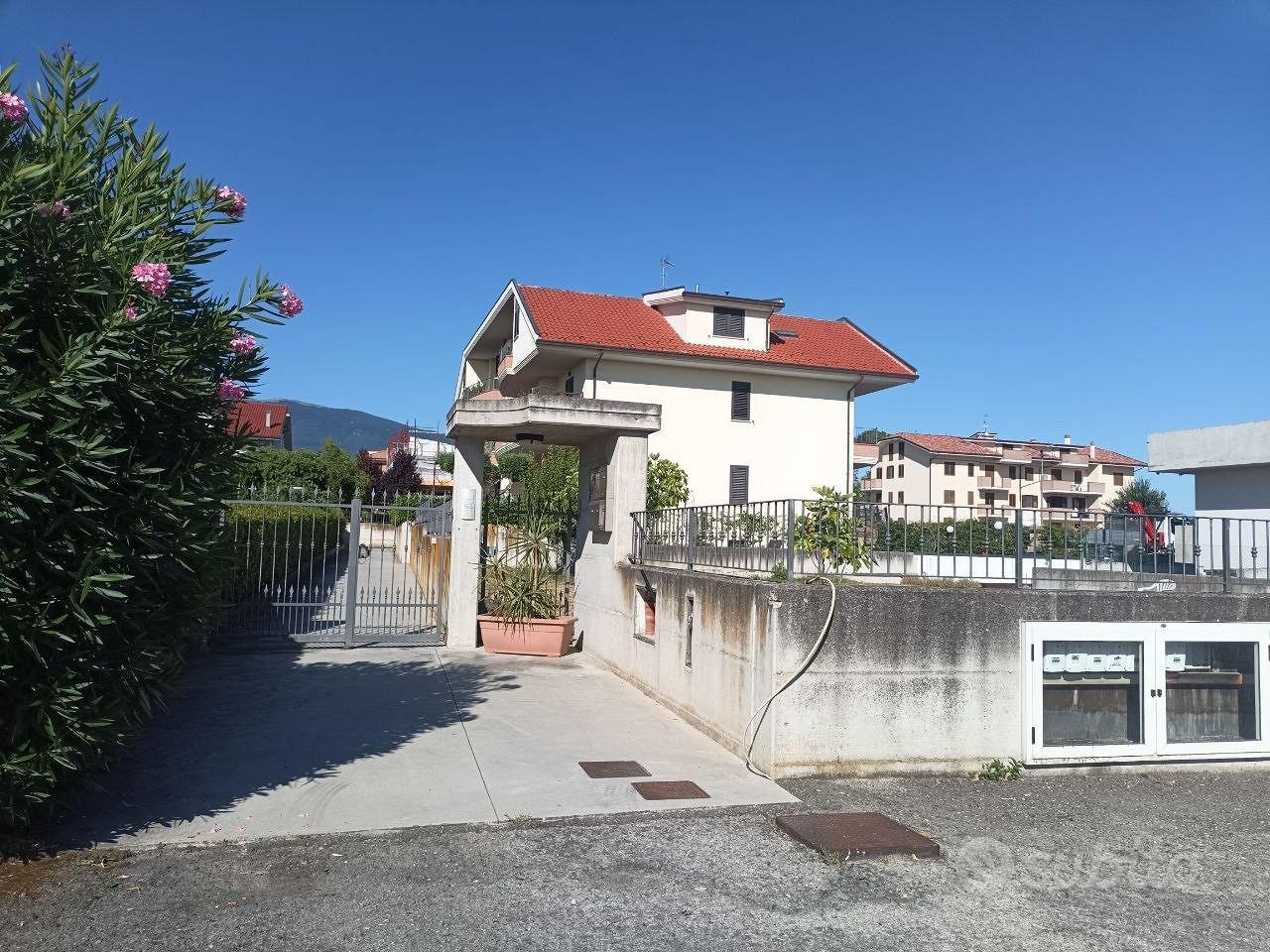 Terreno edificabile con recinzione in c.a - Vista 3