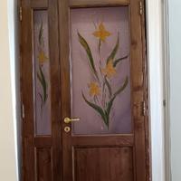 Porta in noce con vetro dipinto a mano