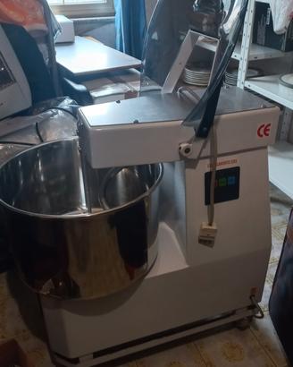 impastatrice 220 w.  kg. 20 farina.
