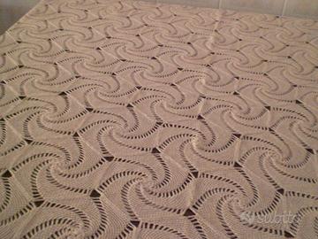 Copritavolo rotondo all'uncinetto