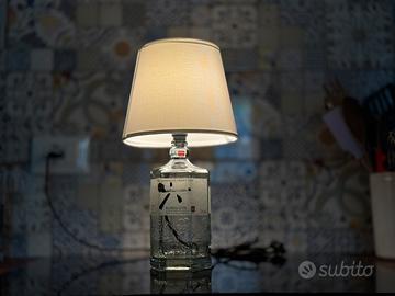 Lampade  abat-jour con bottiglie di liquori vari