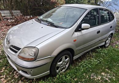 Nissan Almera Tino