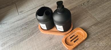 SET BAGNO DOSASAPONE E PORTASPAZZOLINI