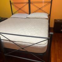 Letto singolo in ferro battuto con comodini