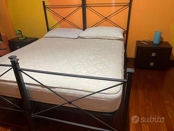 Letto singolo in ferro battuto con comodini