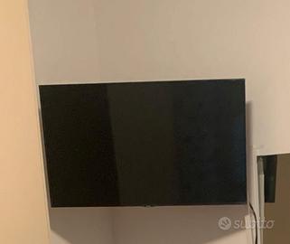 Smart TV Samsung 43” 4K + supporto da parete