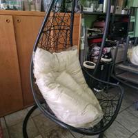 Poltrona sospesa a dondolo tipo "sedia a uovo"