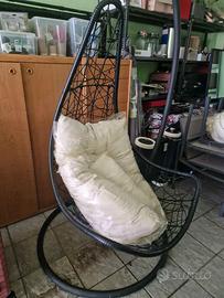 Poltrona sospesa a dondolo tipo "sedia a uovo"