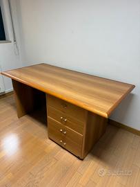Scrivania in legno con 4 cassetti - 155x77cm