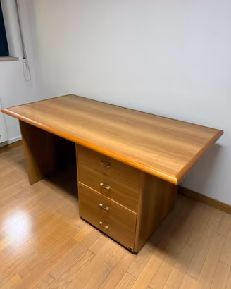 Scrivania in legno con 4 cassetti - 155x77cm