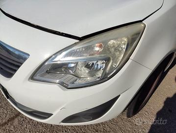Proiettore sinistro OPEL MERIVA del 2011