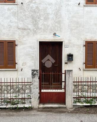 2 LOCALI A LUGNANO IN TEVERINA