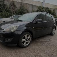 una ford fiesta 1.4TDCi Diesel neopatentati