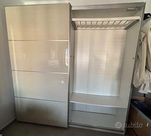 Mobile pax Ikea con ante scorrevoli beige lucide