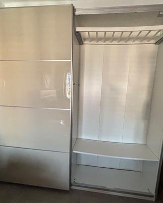 Mobile pax Ikea con ante scorrevoli beige lucide