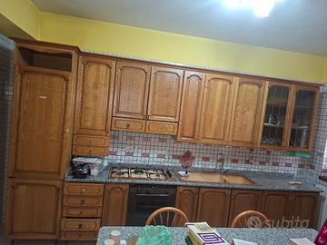 cucina con vetrinetta