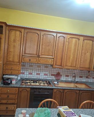 cucina con vetrinetta