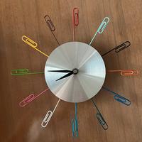 Orologio simpatico metallo con graffette.