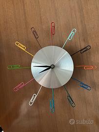Orologio simpatico metallo con graffette.
