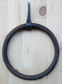 Antico anello in ferro battuto