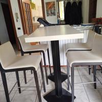 tavoli alti con sedie 