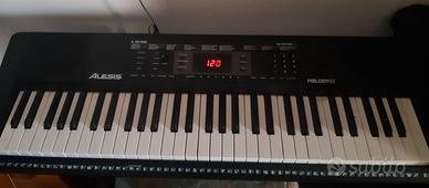 Tastiera con supporto e sgabello