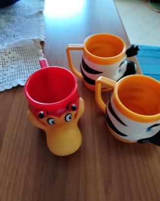 Tre tazze in plastica