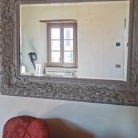 Specchio con cornice in rilievo, stile provenzale.