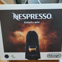Macchina del caffè NESPRESSO ESSENZA MINI"