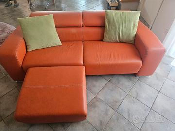Divano in pelle arancione e pouff