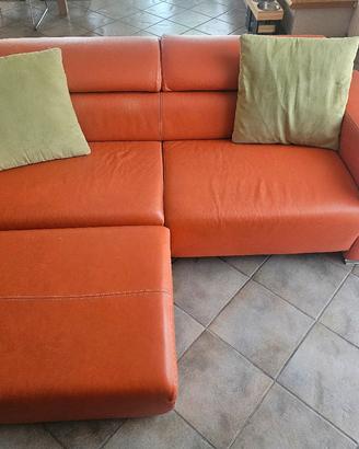 Divano in pelle arancione e pouff