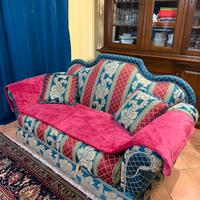 Divani 2 posti con segni di usura