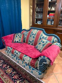 Divani 2 posti con segni di usura