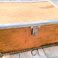 Cassa in Legno Vintage con Rinforzi in Ferro