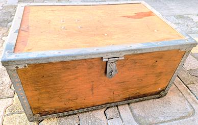 Cassa in Legno Vintage con Rinforzi in Ferro