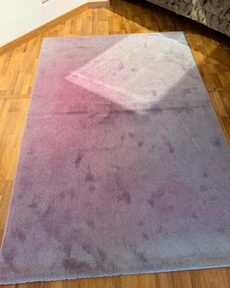 Tappeto con sfumature sul rosa e sul grigio