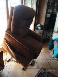 poltrona reclinabile  elettrica con dlzata assisti