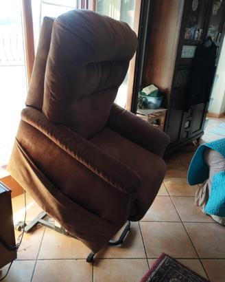 poltrona reclinabile  elettrica con dlzata assisti