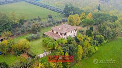 Villa di 532 m² con più di 5 locali e box auto a C