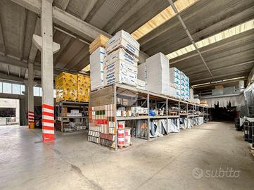 NEGOZIO A FARA OLIVANA CON SOLA