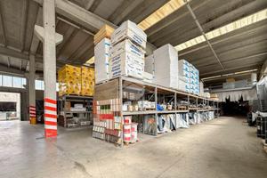 NEGOZIO A FARA OLIVANA CON SOLA