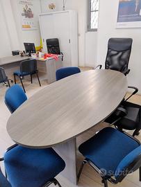 1 tavolo ovale e 1 standard grigio da ufficio