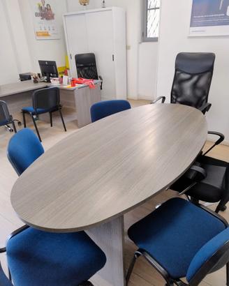 1 tavolo ovale e 1 standard grigio da ufficio