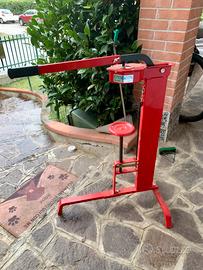 Macchina tappatrice tappi sughero e sintetici.